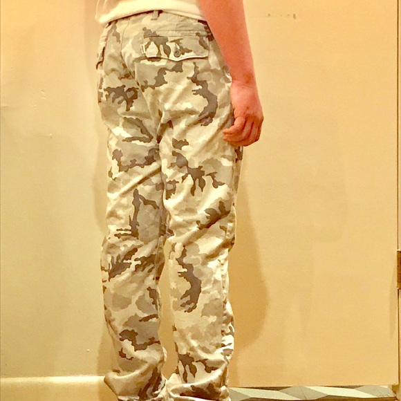 Levi’s White Camo - Picture 2 of 6